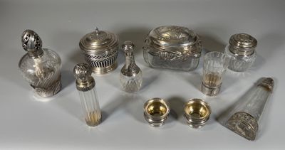 un assortiment d'objets en argent et en verre disposés sur un fond blanc