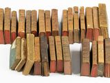 plusieurs vieux livres empilés sur une surface blanche