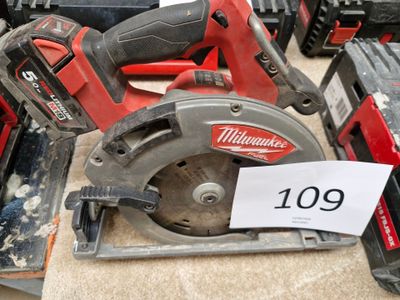 un grand nombre d'outils posés sur une table