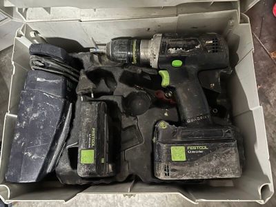 plein d'outils dans une boîte posée par terre