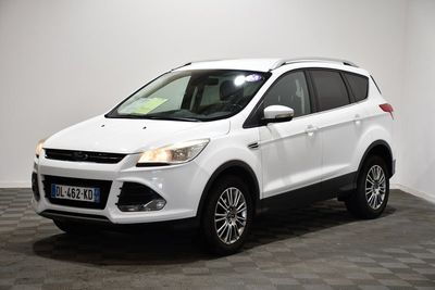 La Ford Kuga blanche est garée dans une pièce dont le sol est à carreaux.