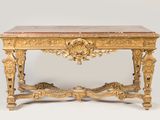une table en or avec un plateau en marbre sur fond blanc