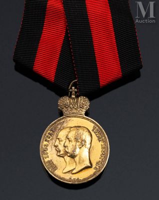 un gros plan d'une médaille entourée d'un ruban rouge