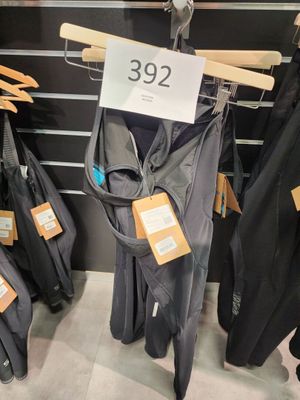 de nombreuses vestes suspendues à un portemanteau dans un magasin
