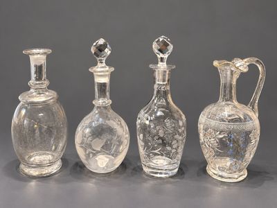 trois vases en verre transparent posés les uns à côté des autres sur une table