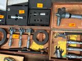 de nombreux outils de toutes sortes dans une boîte en bois