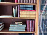 de nombreux livres qui se trouvent sur les étagères de la pièce