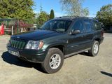 une jeep verte garée sur un parking