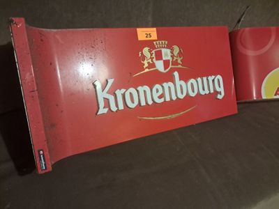 deux caisses de bière Kronenbburg posées sur un canapé