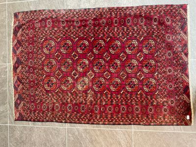 Ancien et fin tapis Tekke Boukhara fond bordeaux, le centre …