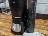 une cafetière et un mixeur posés sur une table