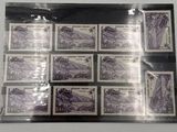 un gros plan sur une feuille de timbres posée sur une table