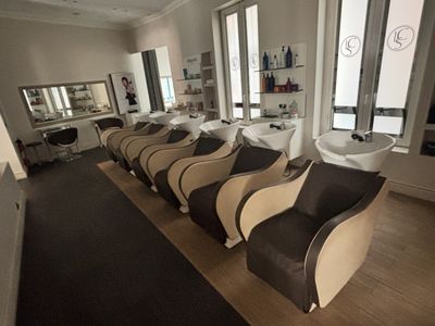 de nombreuses chaises alignées en rang dans un salon