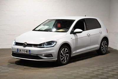 La Volkswagen e-Golf blanche est garée dans le garage.