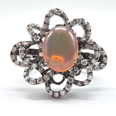une bague en oplite et diamants, ornée d'un motif floral au centre