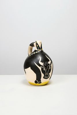 une image représentant un vase en noir et blanc orné d'un taureau