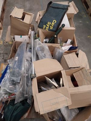 un tas de cartons et d'autres objets par terre