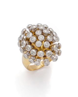 une bague à pierres serties en or 18 carats et diamants, signée Van Cleef
