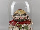 une cloche en verre contenant un gâteau