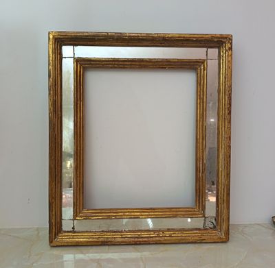 a picture of a picture frame sitting on a table