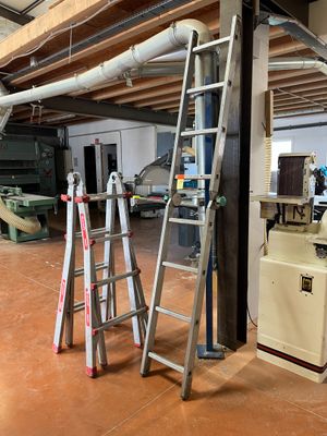 deux échelles posées dans une pièce