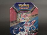 gros plan d'une boîte de cartes pokemon sur une table