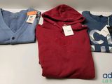 trois pulls pour homme, un rouge et un bleu, sont posés sur une table