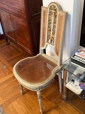 un fauteuil placé devant la télévision