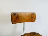 une chaise en bois avec des pieds en métal et une assise en bois