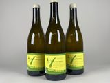 trois bouteilles de vin posées l'une à côté de l'autre sur une table