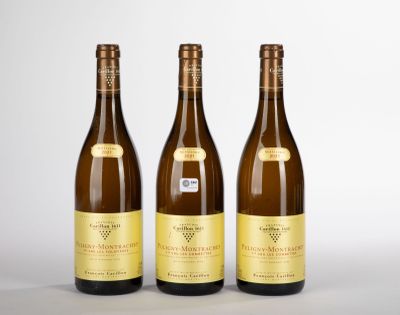 trois bouteilles de vin posées l'une à côté de l'autre sur une table