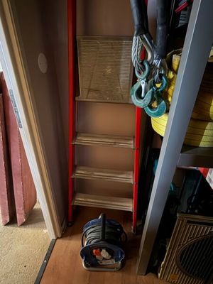 un sac à dos posé par terre à côté d'un escalier