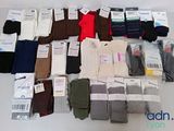 Plusieurs paires de chaussettes pour homme sont disposées sur une table