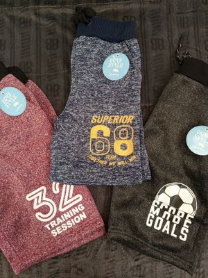 Lot de 30 shorts pour enfants - différents modèles et taille…