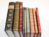 plusieurs vieux livres sont empilés sur une table