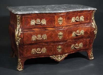 Commode galbée de forme tombereau en placage de bois de rose… - Photo 1