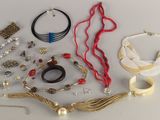 beaucoup de bijoux posés ensemble sur la table