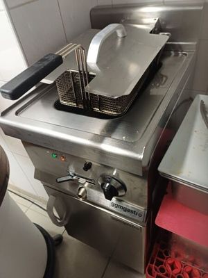 une friteuse posée sur une cuisinière