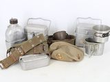 un grand nombre d'objets posés sur une table
