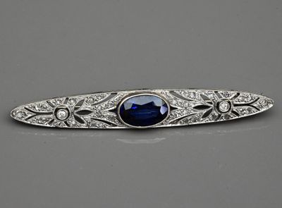 une broche Art déco en saphir et diamants