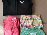 trois shorts et un t-shirt posés sur un lit