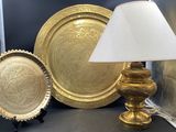 une lampe posée sur une table à côté de quelques assiettes