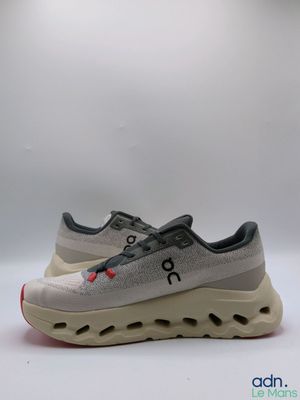 un gros plan sur une paire de baskets sur fond blanc