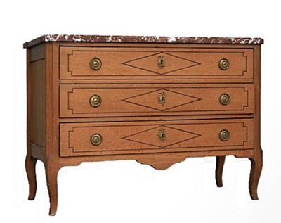 une commode surmontée d'un plateau en marbre