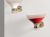 paire d'appliques murales en verre rouge et blanc en forme de verre à martini