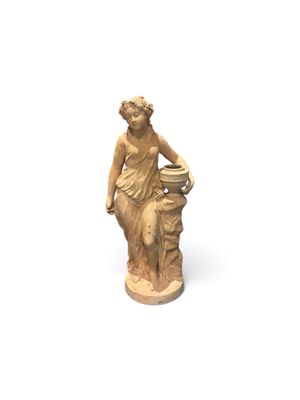 une statue représentant une femme assise sur une borne d'incendie