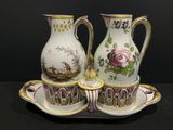 deux vases posés sur un plateau