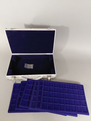 une petite boîte bleue contenant un clavier