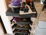 un sèche-cheveux et d'autres objets posés sur une étagère dans une pièce