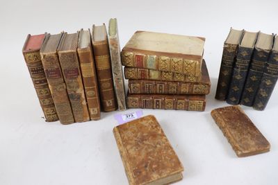 plusieurs vieux livres empilés sur une surface blanche